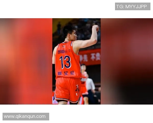 亚历山大持球单打 撤步三分强势命中