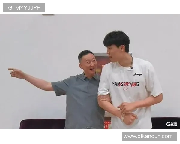 开拓者还有熟人!刘维伟赛前与里斯重聚热聊